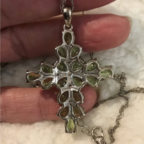 New 13.14 TCW Manchurian Peridot & 0.40TW White Topaz Rhodium/925 Cross Necklace - Picture 15 of 16